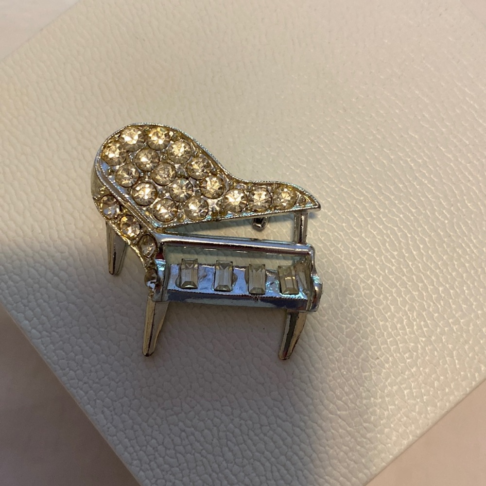 Piano brooch